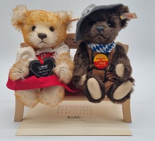 Steiff Oktoberfest Bärchen Teddybären Tracht auf Holzbank lim. Bestzustand RAR