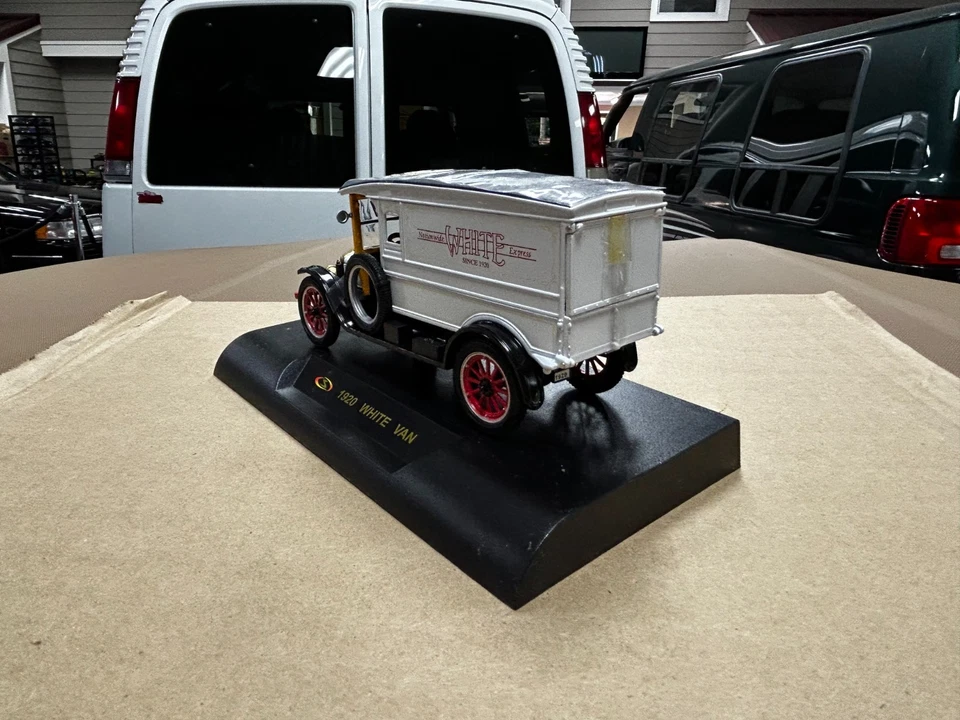 Signature Models 1920 White Van Delivery 1:32 Scale Metal Die Cast Model Car - Image 3 of 4