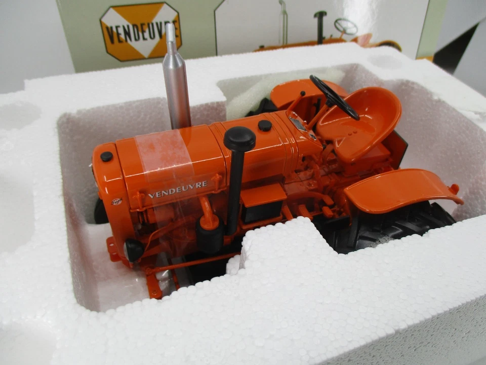 AC734 UNIVERSAL HOBBIES 1/16 TRACTEUR AGRICOLE VENDEUVRE SUPER BB 31 REF UH2832 - Photo 2/4