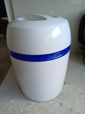 Ice Bucket with Lid, moden white for all occasions,bars,home,& more. 