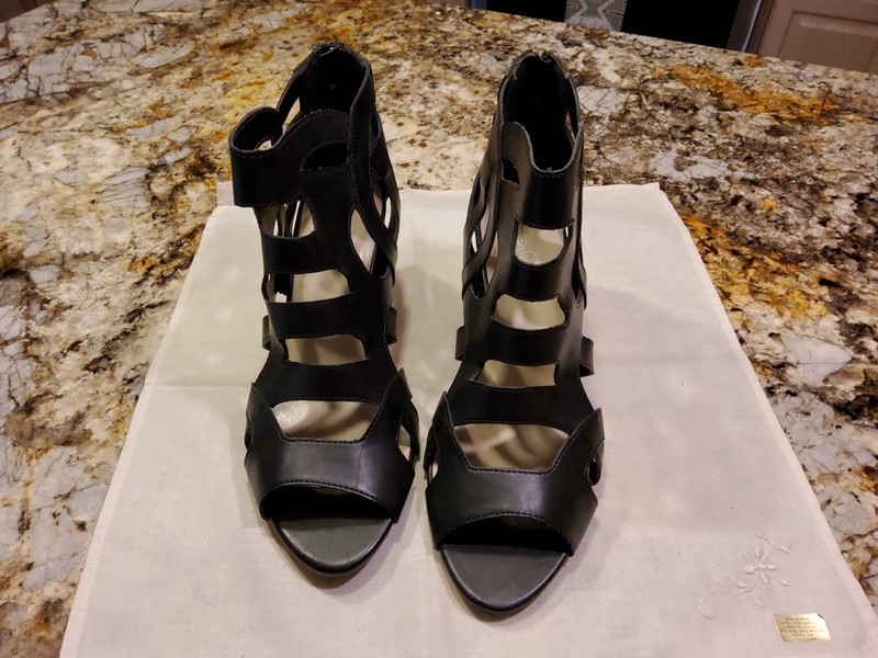 NINE & CO. PEEP-TOE/ZIP REAR HEELS-9.5 BLACK HEELS