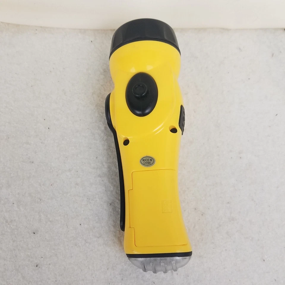 Flashllight Emergency Multifunctional Crank charge Radio Flashing Dynamo - Image 2 of 4