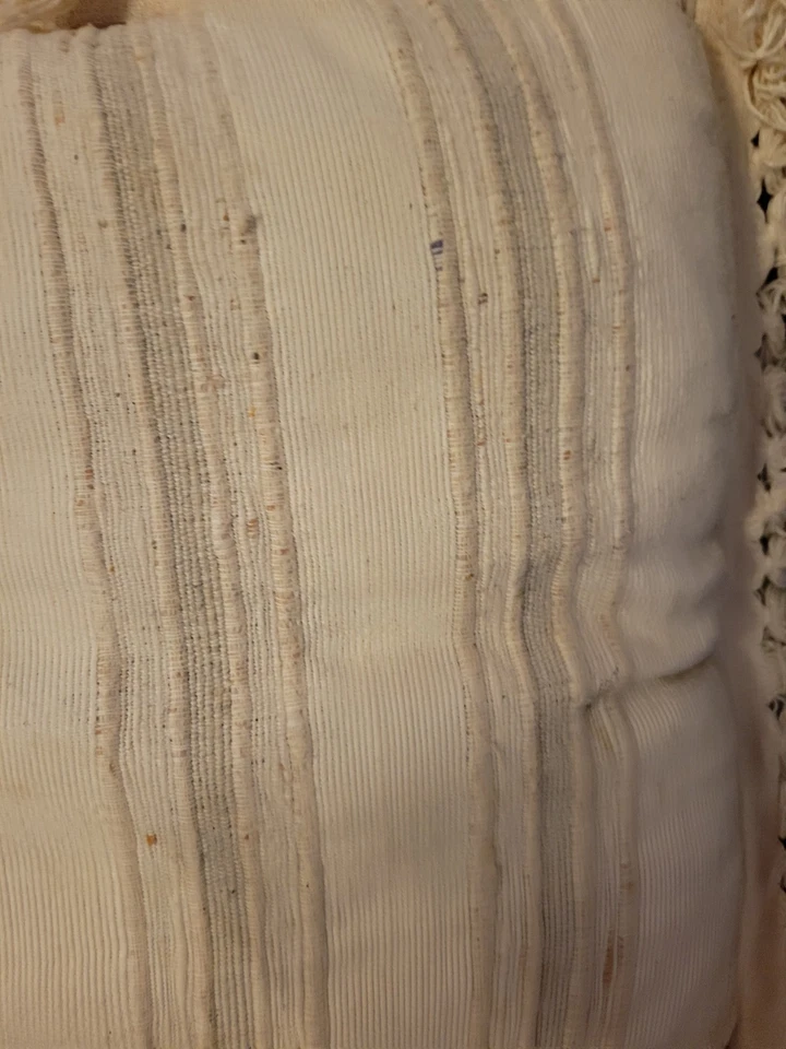 Almohada con flecos de arpillera de 20" en Tlt usada como decoración solo de hogar transparente y limpio 5 disponibles Foto 3 de 4