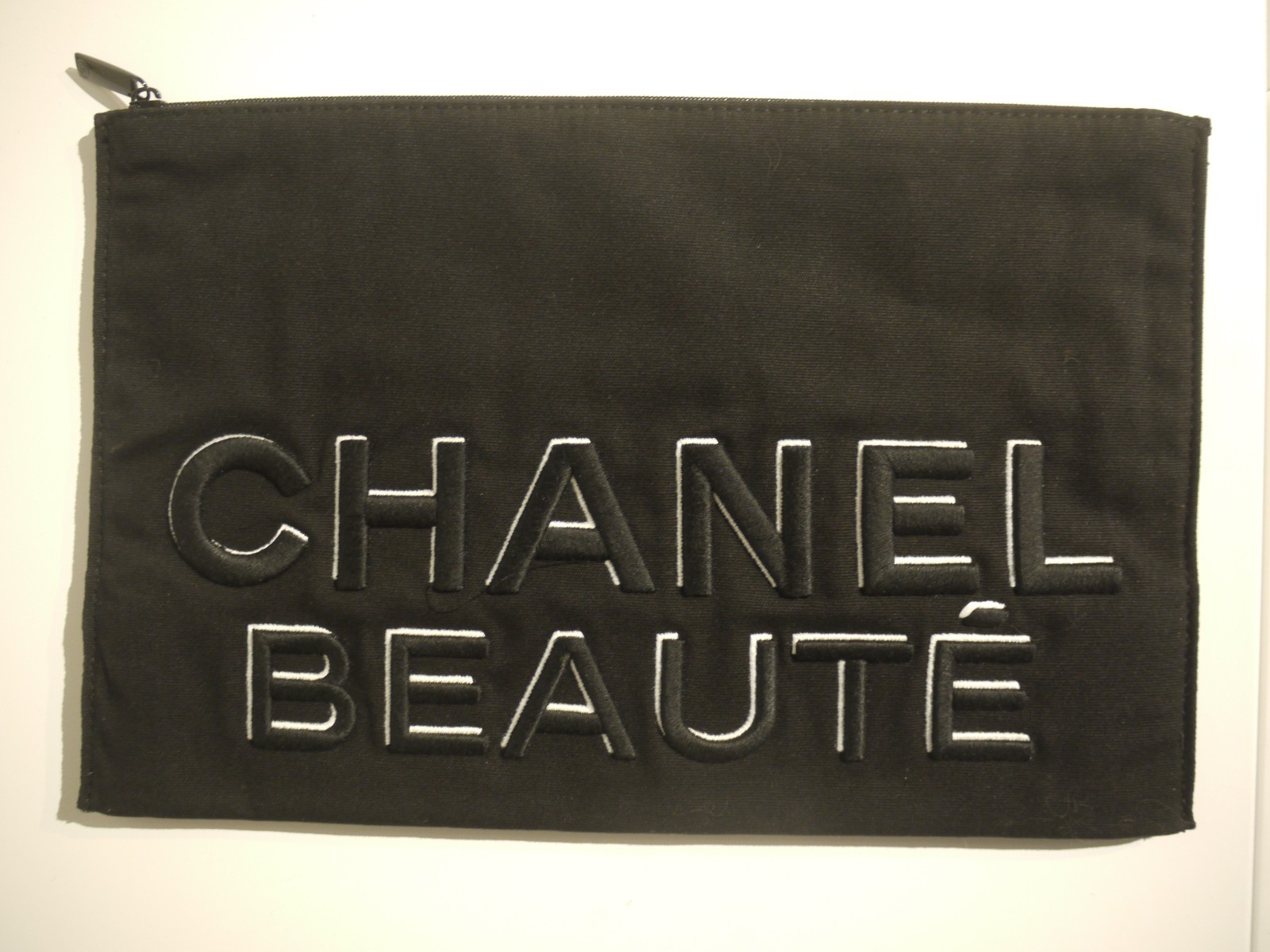 Trousse de maquillage voyage CHANEL en satin de luxe neuve en boite