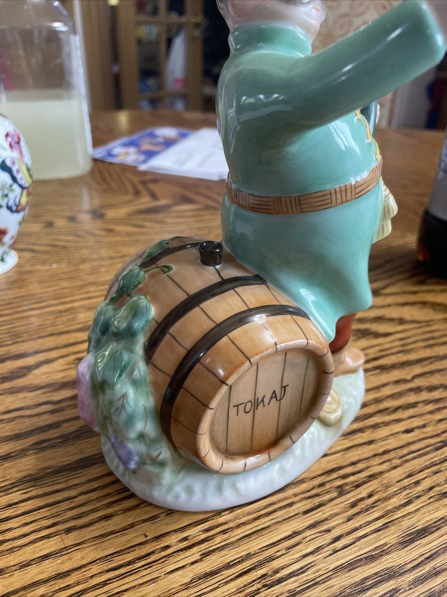 HEREND, SOLDIER DRINKING 