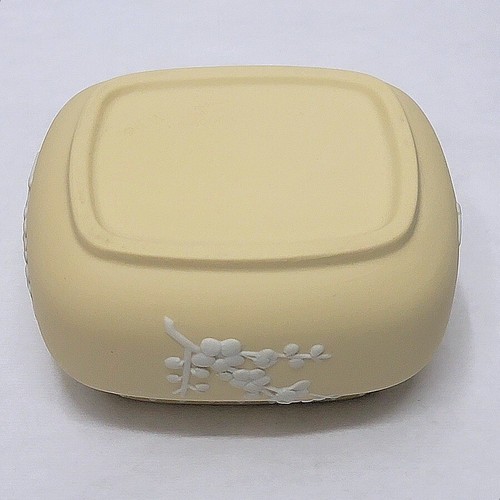Wedgwood Yellow Jasperware Primrose White Relief Trinket with Lid 419 - Picture 7 of 8