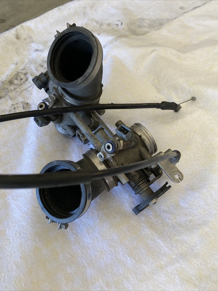 Cuerpo de acelerador Ducati Monster 695 2007-2008 con cable obturador Foto 2 de 4