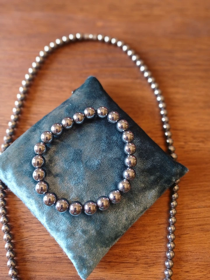 Juego de pulsera y collar de hematita con cuentas con pendientes de meteorito a juego Foto 2 de 4
