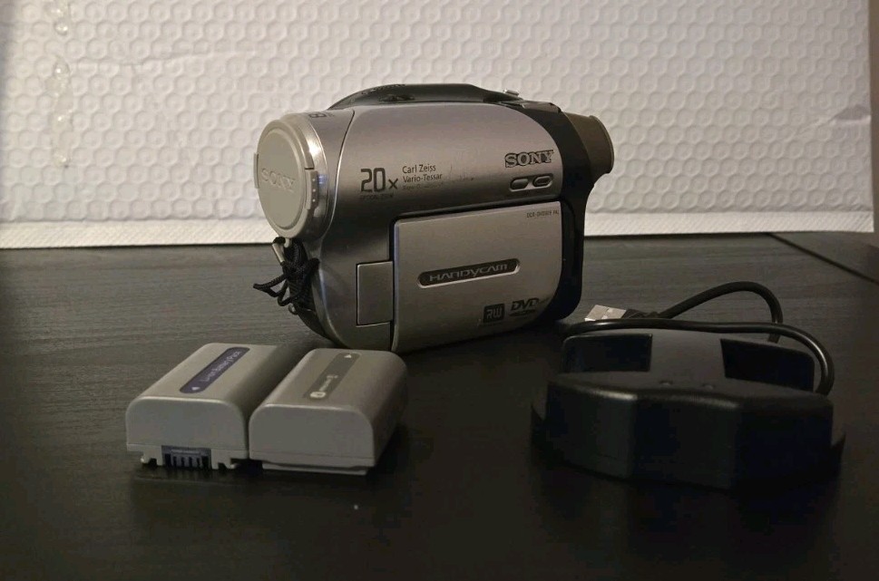 Sony Handycam DCR-DVD92E – Camcorder – For Parts / Repair
