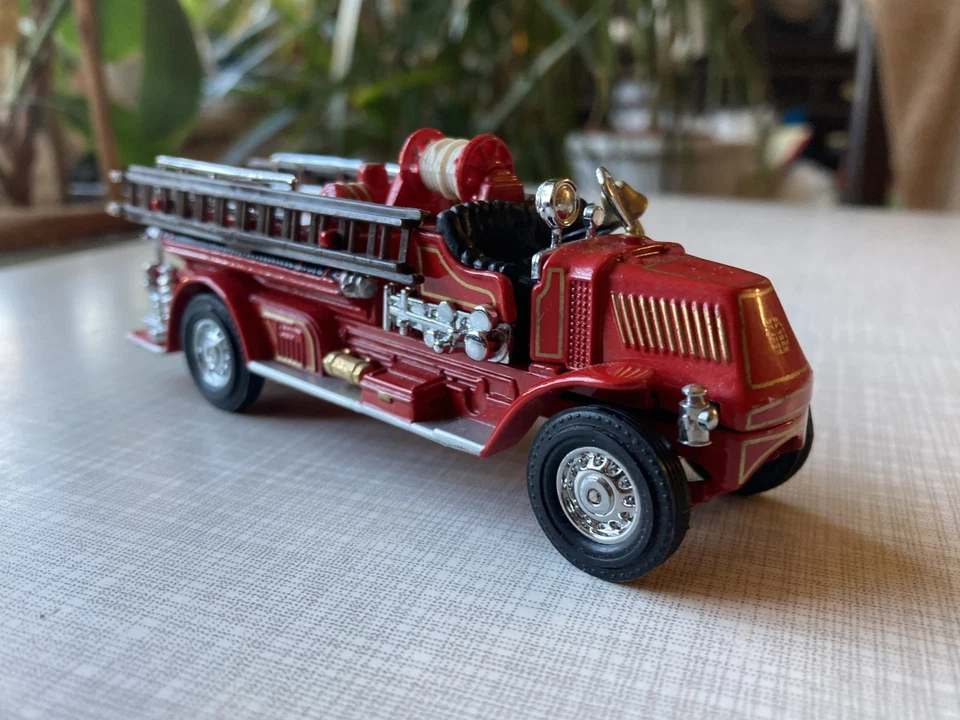 Feuerwehrauto - Mack AC - Matchbox Yesteryear - 1920 - YFE01 - 11 x 3,5 x 4,5 cm - Bild 4 von 4