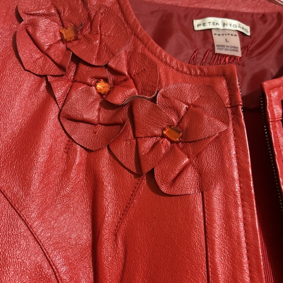 Chaqueta roja Peter Nygard de cuero y punto con cremallera acento flores y estrás talla L Foto 2 de 4