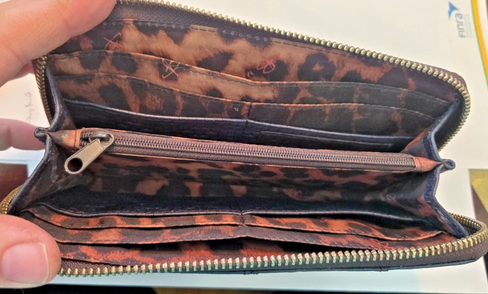 Cartera de mano B Makowsky de cuero en relieve con cremallera alrededor. Tarjeta de crédito azul marino Foto 4 de 4