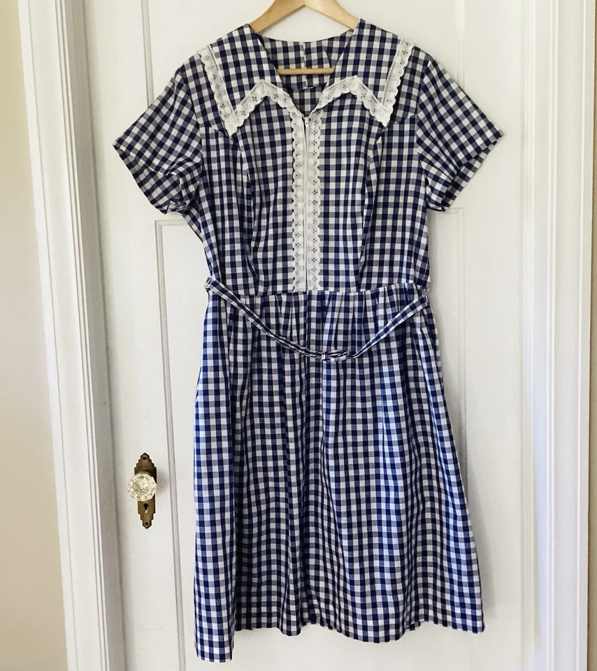 Vestido de guinga vintage hecho a mano azul blanco encaje cuello cremallera frontal cinturón algodón Foto 2 de 4