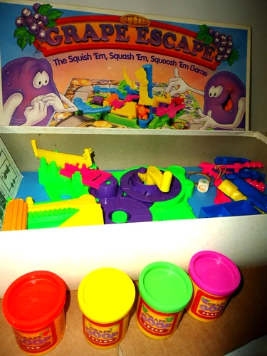 VINTAGE 1992 The Grape Escape Game Parker Brothers Squish 'em Squash '-Excellent