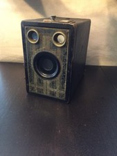 VINTAGE KODAK BROWNIE JUNIOR SIX-16 BOX CAMERA GREAT FROM PROP OR DISPLAY
