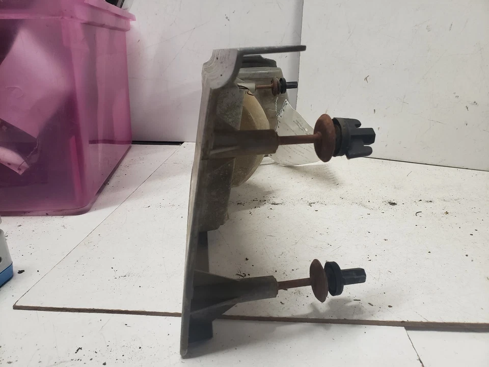 Luz trasera izquierda Pontiac 6000 1983 Foto 3 de 4