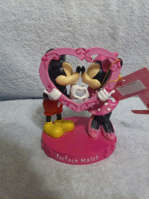 Disney Valentine's Day Mickey & Minnie Mouse Perfect Match Heart Figurine NWT