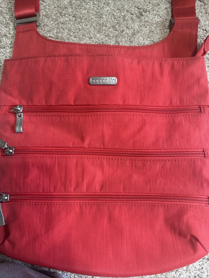 Bolsa tiracolo Baggallini vermelha laranja bolsa 4 zíperes náilon 11 x 11" - Imagem 2 de 4