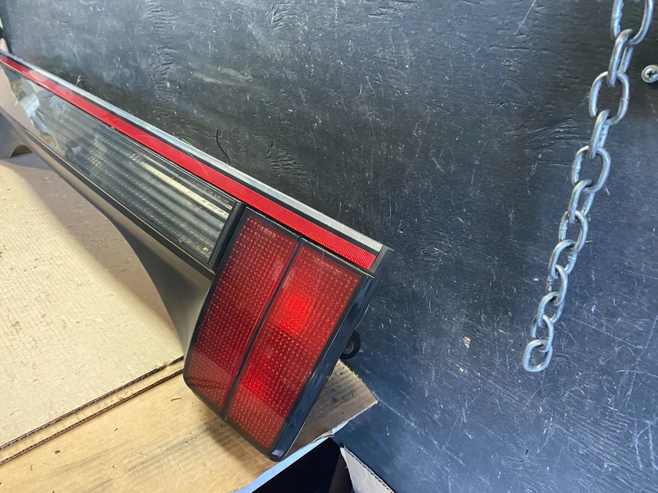 1990 to 1991 Oldsmobile Calais Trunk Mounted Tail Light S1444 PS - Imagem 2 de 4