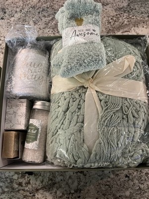 Women s Gift Set Includes Blanket, Socks, Soap, Bath Salt, N A Mug