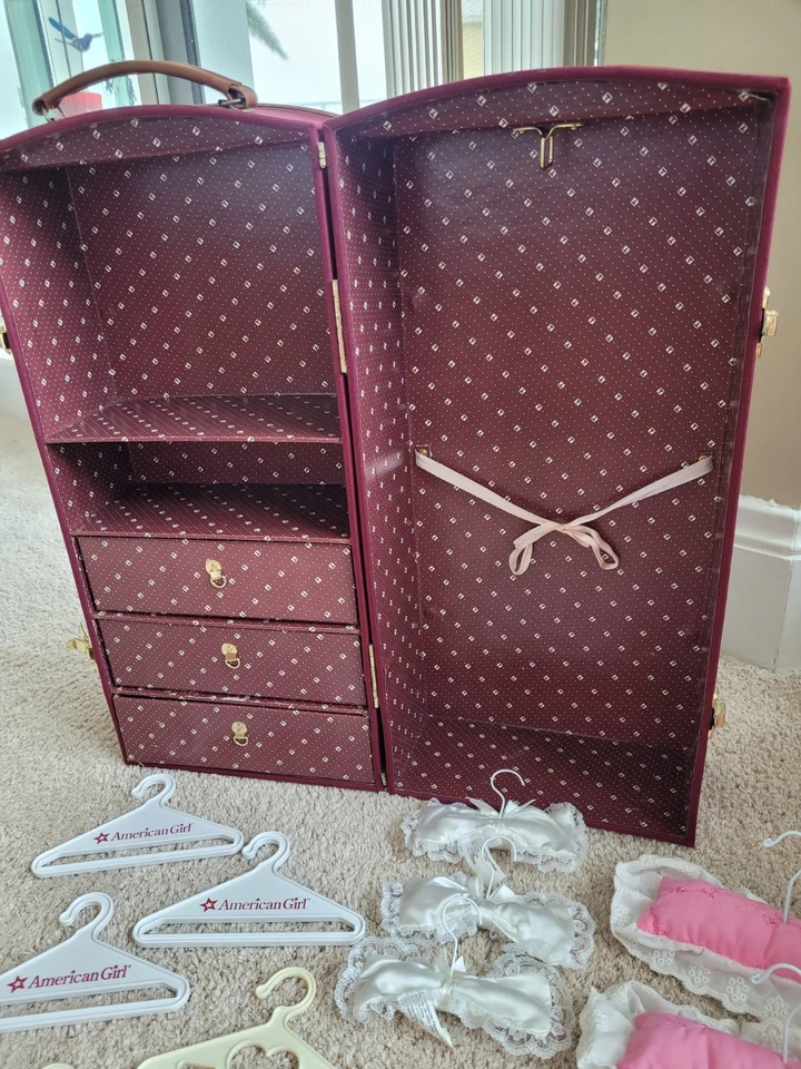 American Girl Samantha Vapor Baúl Armario Muñeca Estuche Borgoña Armario Raro EX Foto 3 de 4