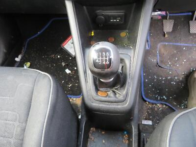 KIA VENGA MK1 2013 REF-B328 / GEAR KNOB AND GATER FREE P&P