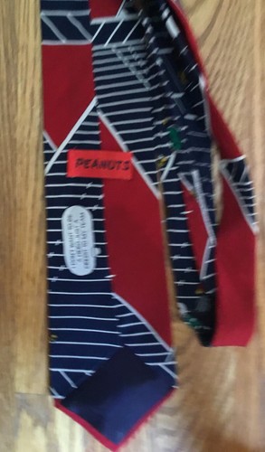 PEANUTS CLASSIC SNOOPY KICK THE FOOTBALL IMPORTED ALL SILK CLASSIC TIE - Picture 3 of 6