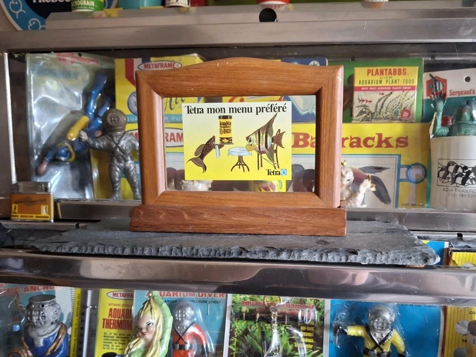 Adhesivo publicitario de alimentos para peces Tetramin vintage de acuario de los años 80 enmarcado sobremesa  Foto 4 de 4