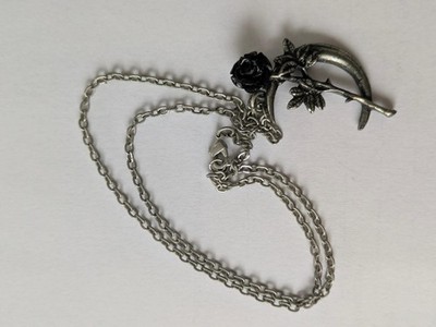Damen Halskette, grau, mit 1 dunkelgrauen Rose, von Alchemy Gothic, Länge 50 Cm