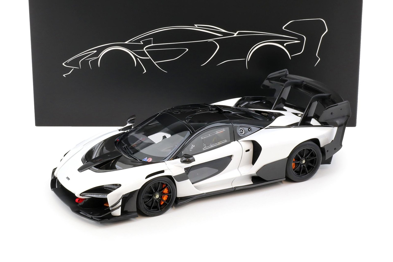 1:18 Lcd Models McLaren Senna Gtr 2021 White/Black Lcd18016-Wh