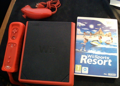 Nintendo Wii Mini Konsole Rot. RVL-201 EUR. Offizielle Motion Plus Fernbedienung/Nunchuck