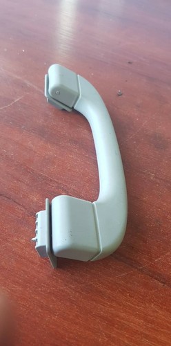 BMW 3ER E90 E91 DACHHALTEGRIFF VORNE LINKS / RECHTS IN GRAU 7033659