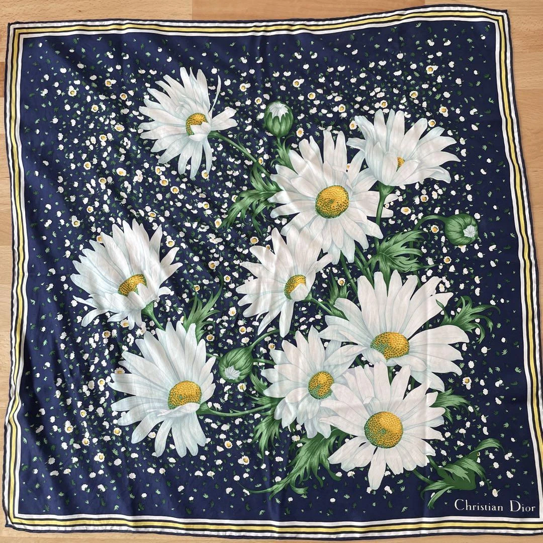 Authentique foulard Christian Dior motif fleurs en soie marine 66 x 66 cm logo marque 02K