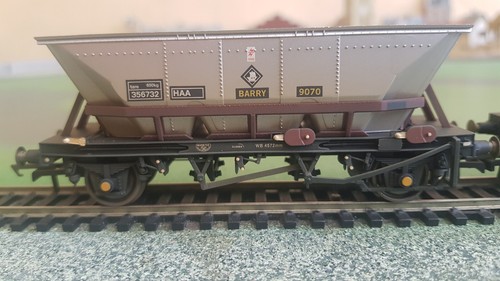Hornby R6222A 32.5T MGR Coal Hopper (HAA) triple pack, weathered, boxed - Picture 9 of 13