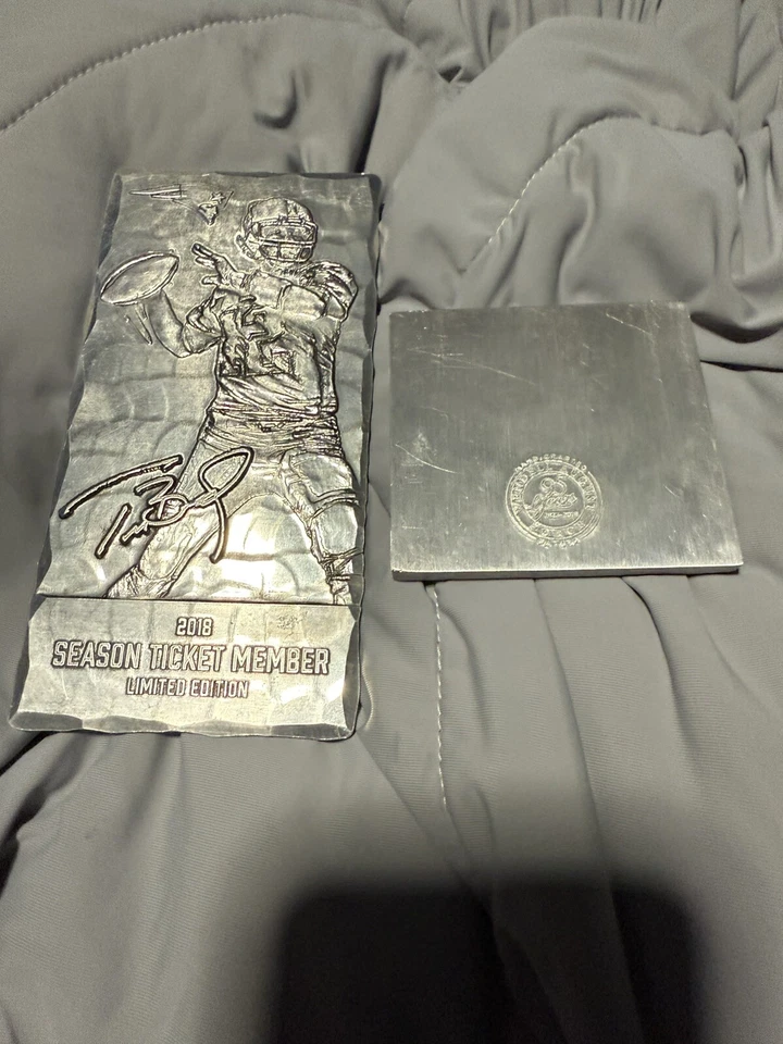 Tom Brady 2018 titular de boleto de temporada miembro placa de metal limitada Foto 2 de 4