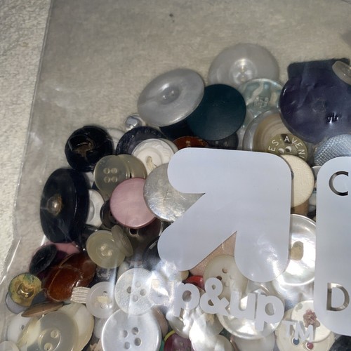 Almost 2lb Lot of Assorted Vintage Buttons - UNSEARCHED - LOT See Photos - Picture 12 of 17