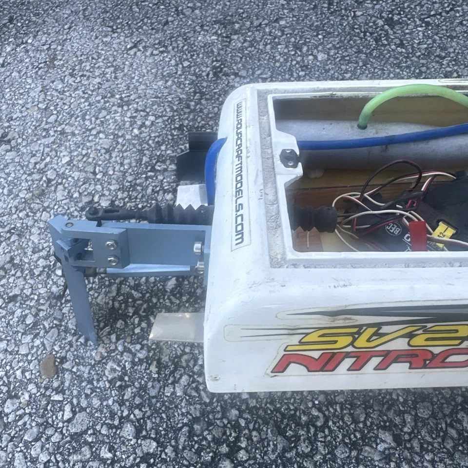 Aquacraft SuperVee 27 SV27 Nitro RC Boat Racing (For Parts Or Restoration Only) - Image 4 of 4