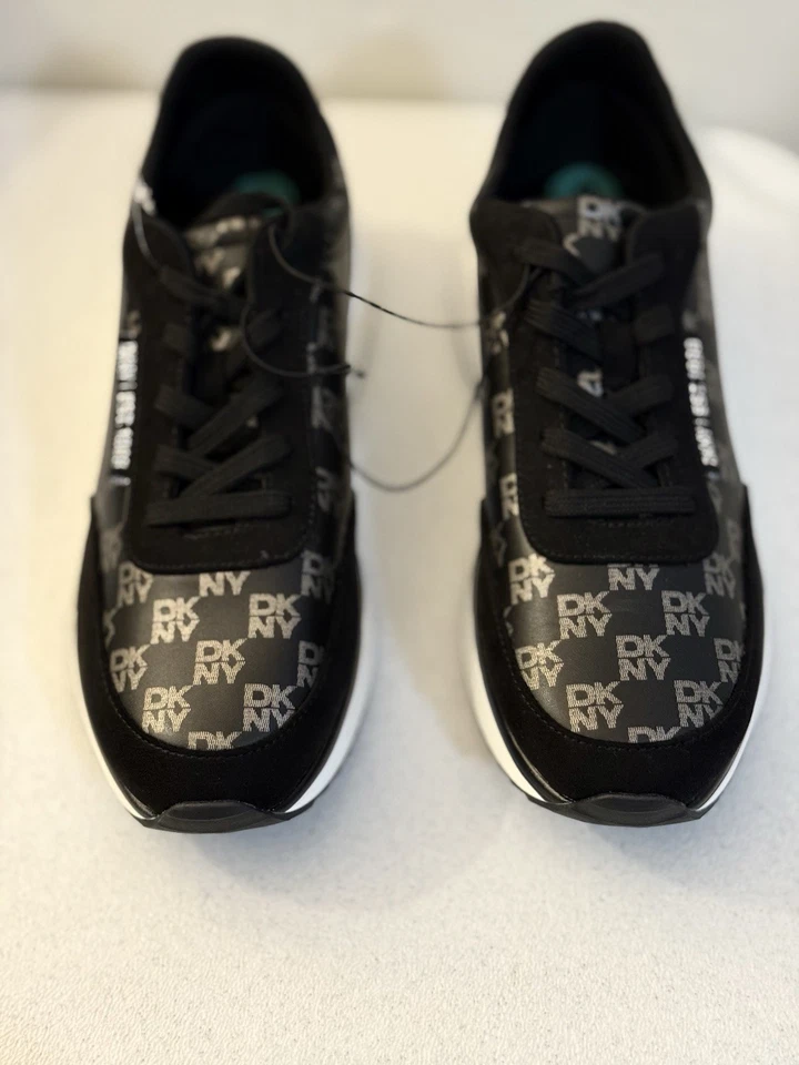 Zapatillas para mujer DKNY negras y plateadas Foto 2 de 4