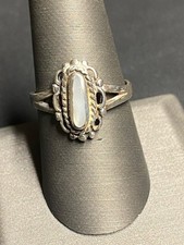 925 STERLING SILVER AND MOTHER OF PEARL RING SIZE 9