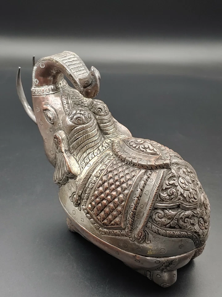 Antiguo plato indio cobre plata repujado elefante estatua baratija aperitivos estuche Foto 3 de 4