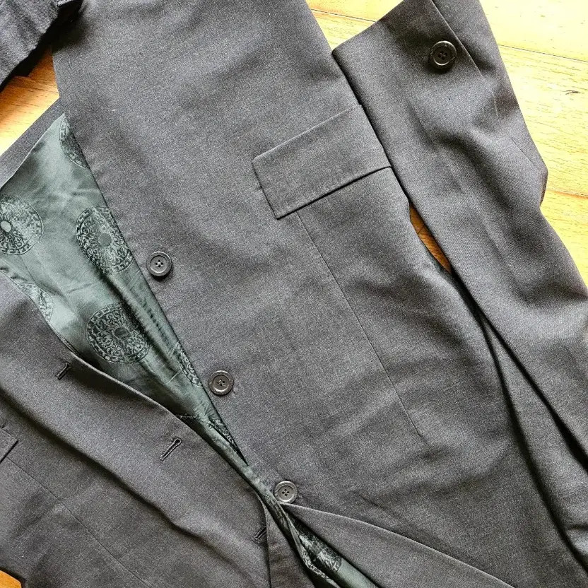 Versace Men's Suit, Pre-Owned, Classic Fit thumbnail 2