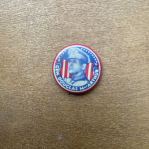 SPILLA BOTTONE ORIGINALE WW2 PATRIOTTICA FRONTE CASA GEN. DOUGLAS MACARTHUR - Foto 2 di 6