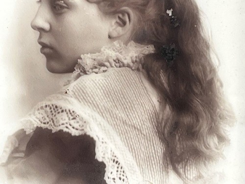 Antique Milk Glass Image 1/4 Plate - Image of Young Girl - Bild 3 von 5