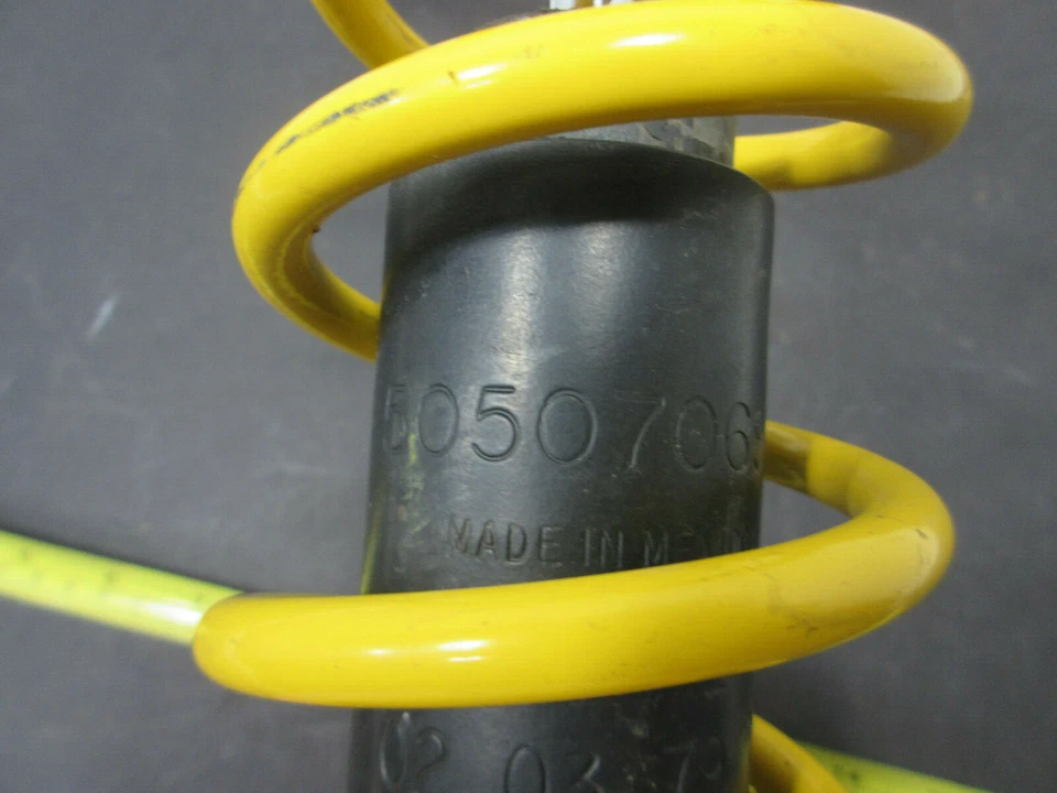 OEM SKI DOO 2002 y 2003 MXZ 380 F o 550 F REFRIGERADO POR VENTILADOR DELANTERO ESQUÍ AMORTIGUADOR Y RESORTE Foto 4 de 4