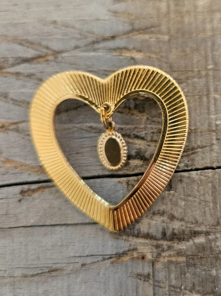 Broche prendedor retro vintage tono dorado acanalado corazón ovalado Foto 2 de 4