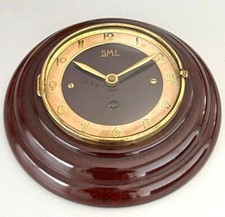 Horloge pendule murale en bakelite marron de la marque "SMI" des années 1940s