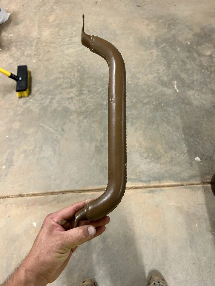 OEM Jeep CJ5 CJ7 CJ8 Muy Raro Desierto Beige Laredo Cuero Salpicadero Barra de Agarre Mango Foto 2 de 4