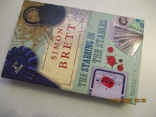 Simon Brett THE STABBING IN THE STABLES Vintage Ppb Like New / Unread