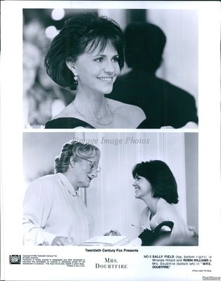 1993 Sally Fields Robin Williams Star In Comedy Mrs Doubtfire Movies 8X10 Photo