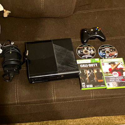 Microsoft Xbox 360 E 250GB Black Wi-Fi HDMI 1080p NTSC-U/C + Games